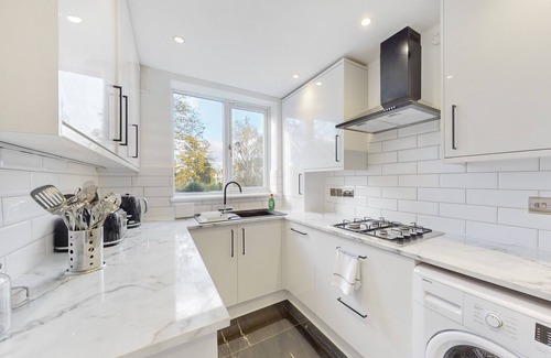 Ealing Broadway Apartment | Trendy Spacious 2 BDR Flat in Ealing