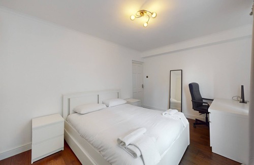 Ealing Broadway Apartment | Trendy Spacious 2 BDR Flat in Ealing