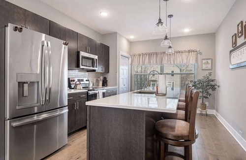 Midtown House | Trendy Townhouse in Midtown Omaha|Rooftop Retreat