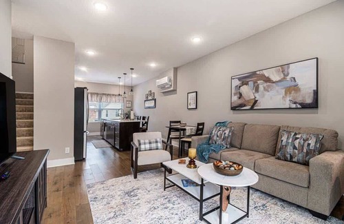 Midtown House | Trendy Townhouse in Midtown Omaha|Rooftop Retreat