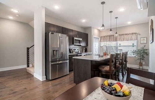 Midtown House | Trendy Townhouse in Midtown Omaha|Rooftop Retreat