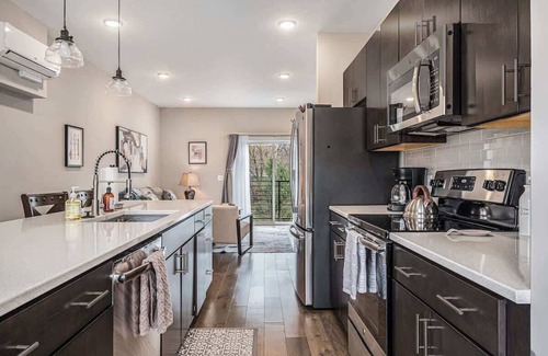 Midtown House | Trendy Townhouse in Midtown Omaha|Rooftop Retreat
