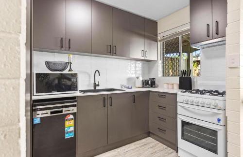 Wembley House | Trendy townhouse on lakes edge with lush parks