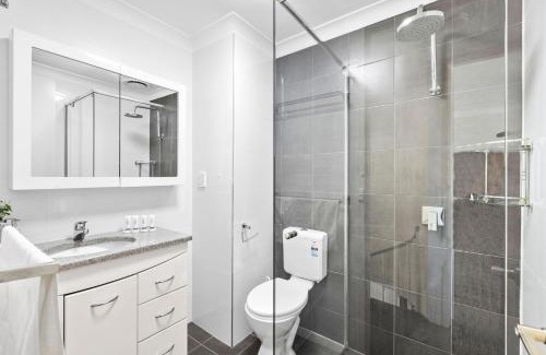 Wembley House | Trendy townhouse on lakes edge with lush parks