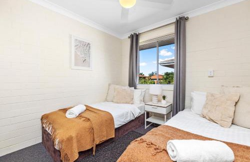 Wembley House | Trendy townhouse on lakes edge with lush parks