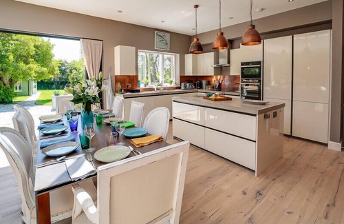 Wadebridge Cottage | TREVANION, pet friendly, with open fire in Rock