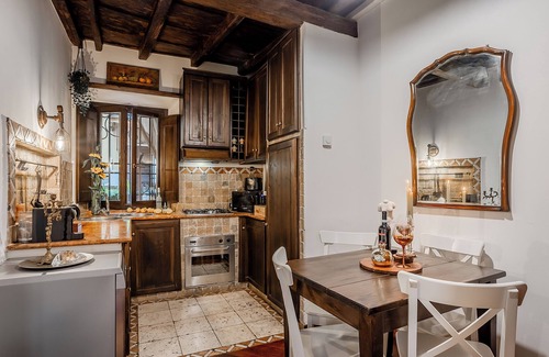 Rione II Trevi Apartment | Trevi Fountain Stylish Guesthouse