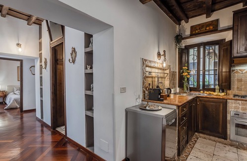 Rione II Trevi Apartment | Trevi Fountain Stylish Guesthouse