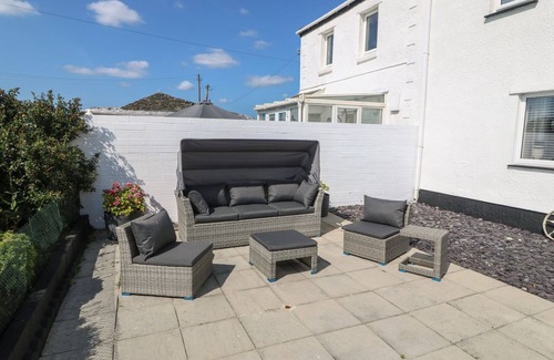 Caergeiliog House | TREWAN HOUSE, pet friendly, character holiday cottage in Rhosneigr