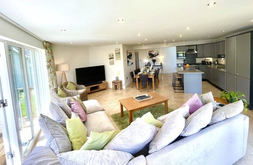 St Austell Cottage | Trewhiddle Villa 12 - a trewhiddle that sleeps 7 guests in 4 bedrooms