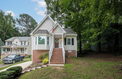 Northeast Raleigh House | Tri level Home w/basement & turf yard 15 min from DT Raleigh