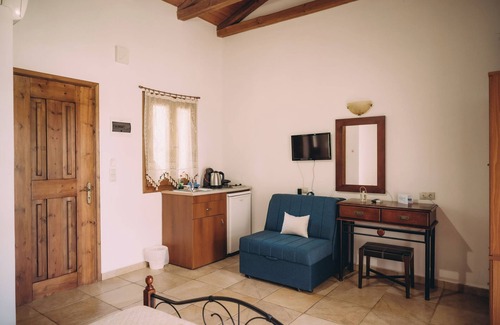 Ilida Apartment | Trikalioti's Lush Estate Apt Dimitrios