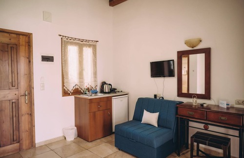 Ilida Apartment | Trikalioti's Lush Estate Apt Dimitrios