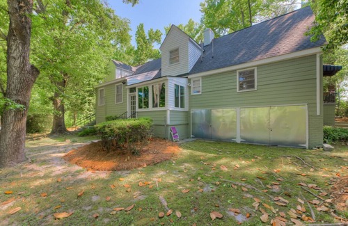 Columbia Apartment | Trim 1/1 in Gorgeous Columbia!