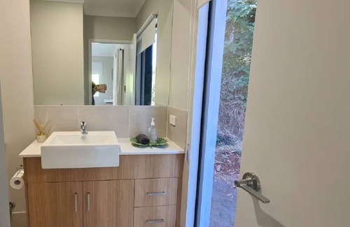 Trinity Park Apartment | Trinity Beach Escape - Private Studio - Earl Hill PET Friendly