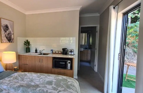 Trinity Park Apartment | Trinity Beach Escape - Private Studio - Earl Hill PET Friendly