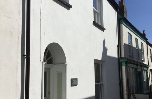 Appledore Cottage | TRINITY COTTAGE. Charming historic cottage just off the Quay in Appledore.