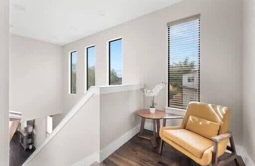West Dallas House | Trinity Groves Retreat | Large Modern 5 BR Home