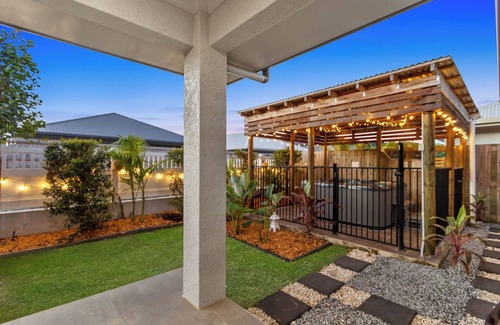 Trinity Beach House | Trinity Oasis Spa, BBQ & Family Retreat