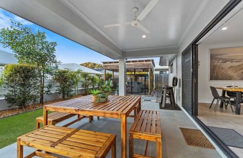 Trinity Beach House | Trinity Oasis Spa, BBQ & Family Retreat