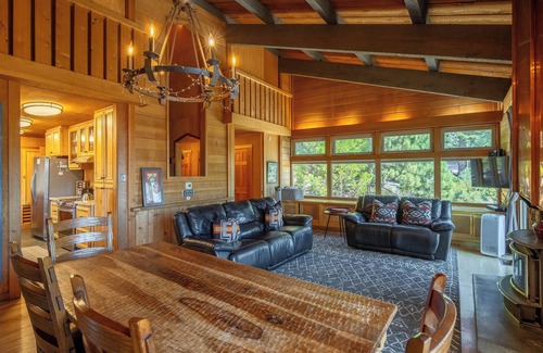 Lake Forest House | Trinity Tree House- Hot Tub- SKi Bum Stop/SAUNA