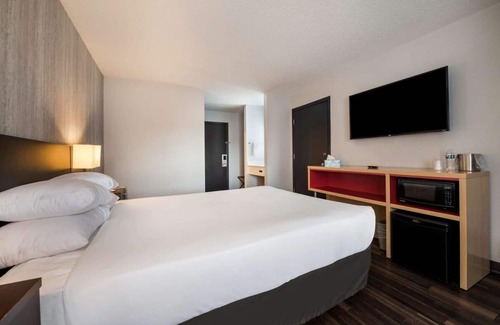 Ontario Hotel | Trip to Oregon On The Budget! Indoor Pool, Pets Allowed, Free Breakfast