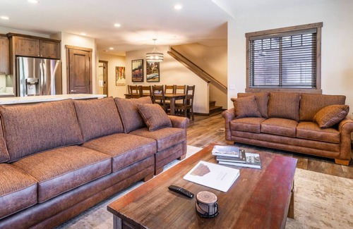 Mammoth Lakes House | Triple Black♦️♦️♦️ @ Canyon Lodge -Private Hot tub & Garage; Ski-in & Out