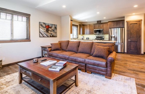 Mammoth Lakes House | Triple Black♦️♦️♦️ @ Canyon Lodge -Private Hot tub & Garage; Ski-in & Out