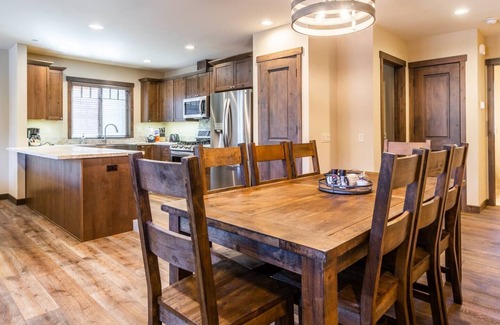 Mammoth Lakes House | Triple Black♦️♦️♦️ @ Canyon Lodge -Private Hot tub & Garage; Ski-in & Out