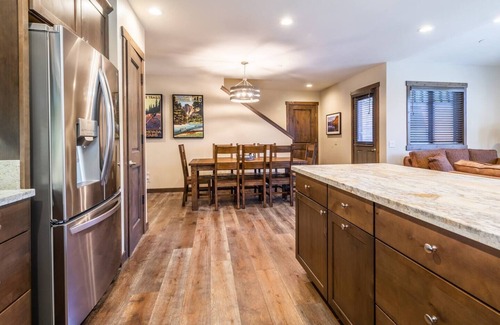 Mammoth Lakes House | Triple Black♦️♦️♦️ @ Canyon Lodge -Private Hot tub & Garage; Ski-in & Out