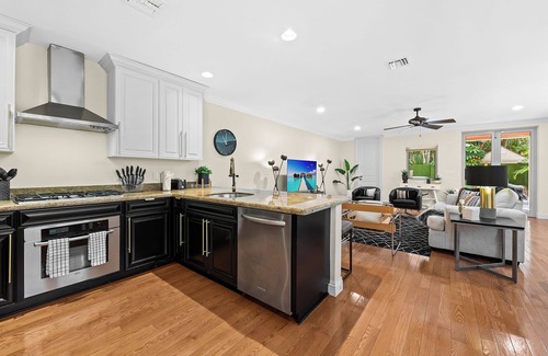 Victoria Park House | Triple Decker ~ Elevator ~ Jacuzzi ~ 2 Miles to Beach ~ Walk to Entertainment District!