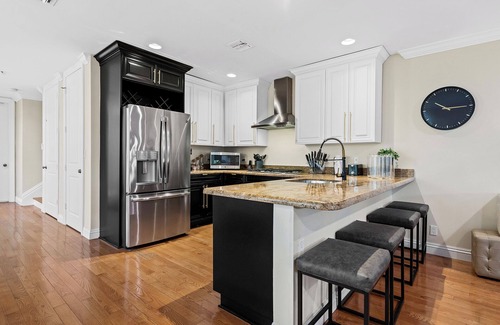 Victoria Park House | Triple Decker ~ Elevator ~ Jacuzzi ~ 2 Miles to Beach ~ Walk to Entertainment District!