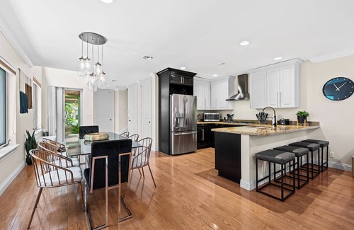 Victoria Park House | Triple Decker ~ Elevator ~ Jacuzzi ~ 2 Miles to Beach ~ Walk to Entertainment District!