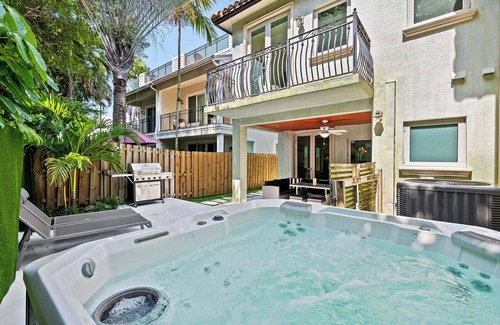 Victoria Park House | Triple Decker ~ Elevator ~ Jacuzzi ~ 2 Miles to Beach ~ Walk to Entertainment District!