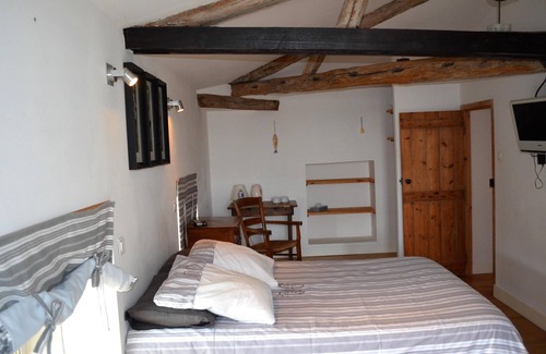 La Flotte Bed & Breakfast | Triple room-Chambre-Wet room