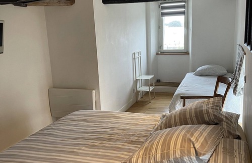 La Flotte Bed & Breakfast | Triple room-Chambre-Wet room