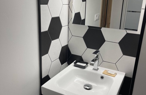 La Flotte Bed & Breakfast | Triple room-Chambre-Wet room