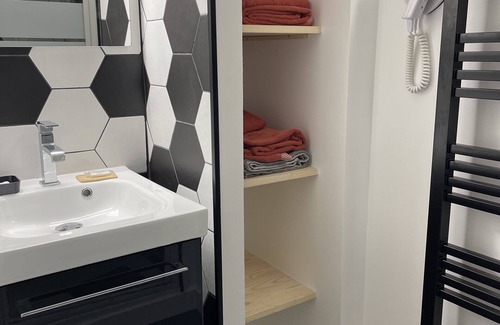La Flotte Bed & Breakfast | Triple room-Chambre-Wet room