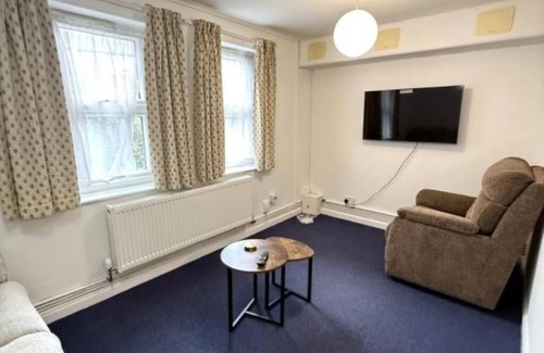 Leeds Apartment | Triple Room with Shower – Ideal for Small Groups or Families