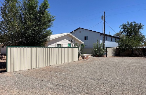 Hanksville House | Trista's Farmhouse 4-bedroom in Hanksville close to Lake Powell and Capitol Reef