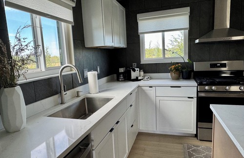 Linn Valley House | tRomantic Getaway Cabin w/Rooftop Spa, Fire Pit & Golf Cart