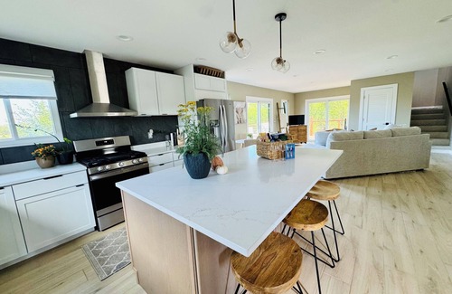 Linn Valley House | tRomantic Getaway Cabin w/Rooftop Spa, Fire Pit & Golf Cart