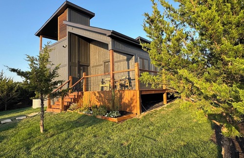 Linn Valley House | tRomantic Getaway Cabin w/Rooftop Spa, Fire Pit & Golf Cart