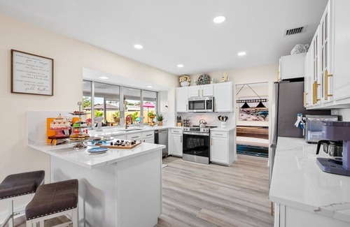 Golfview Harbor House | Trop Chic Pool Home Lanai, Pool Table, Ping Pong