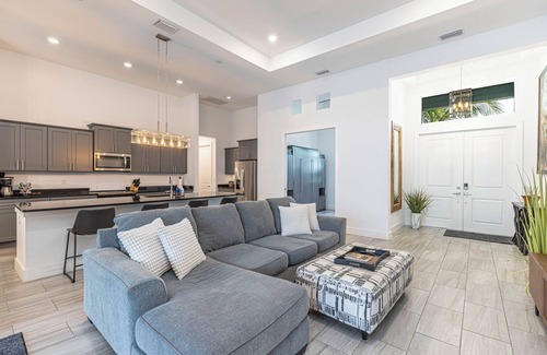 Bonita Springs House | Tropical 4-bedroom Oasis on the river with Pool and Jacuzzi in Bonita Springs