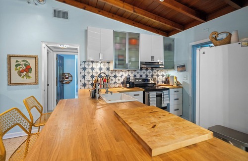 Southwest House | Tropical 4BR Getaway Near Downtown WPB BBQ, Games, King Bed