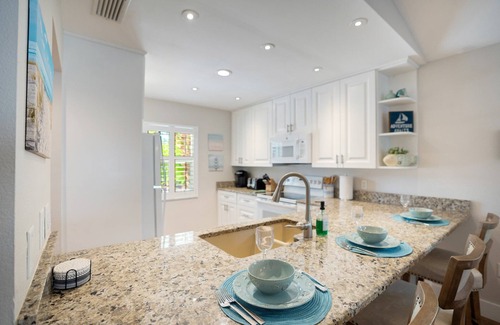 South Sarasota House | Tropical Breeze: Renovation Sleeps 16 Hot tub Pool