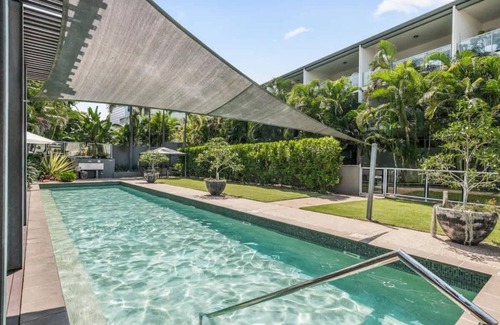 Bulimba Apartment | Tropical Bulimba 2BR Retreat | 2xParking & Netflix