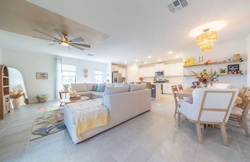 Sarasota House | Tropical Casa - 5-bd room house, lanai, 20min to beach, resort club house & pool