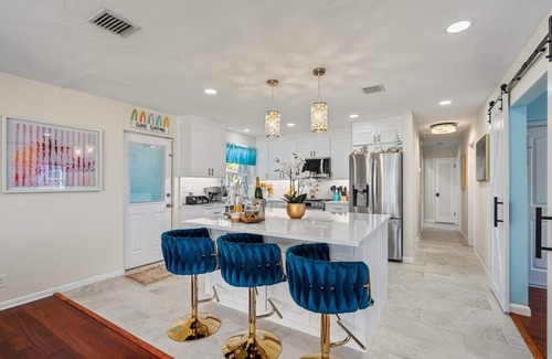 Imperial Point House | Tropical Chic 4BR Heated Pool Home, 5 min to beach, PAC-MAN, Games